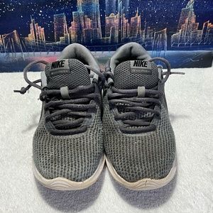 Nike Révolution 4 Grey Running Shoes Size 7.5